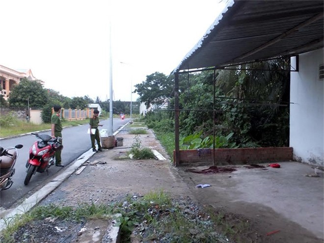 Ngồi trước cửa nhà, nam thanh niên bị chém nguy kịch