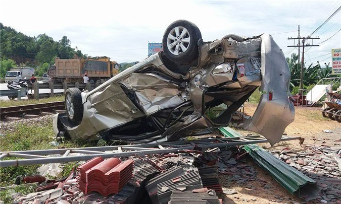 Tàu hỏa đâm ô tô, 4 người chết: Nhân chứng kể phút kinh hoàng