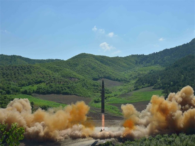 Triều Tiên công bố clip phóng tên lửa đạn đạo Hwasong-14