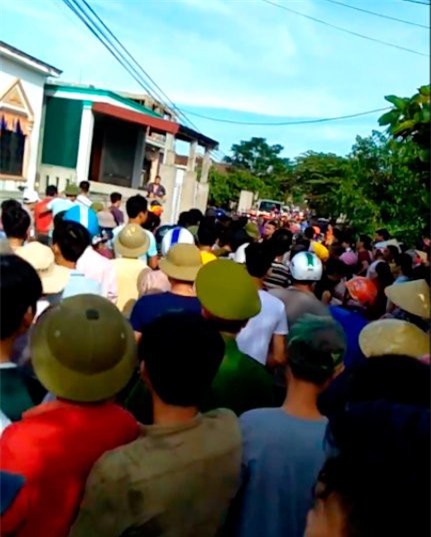 Vụ cháu bé mất tích ở Quảng Bình: Dân vây bắt hai người lạ mặt