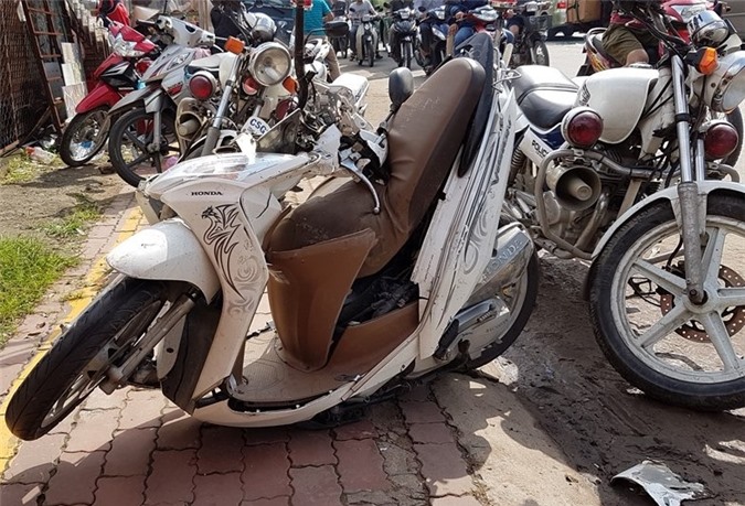 Xe tải cẩu lao như tên, húc tung hàng loạt xe dưới chân cầu Phú Long