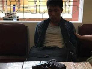 Cầm súng K59 đã lên nòng, mang 10 bánh heroin đi bán