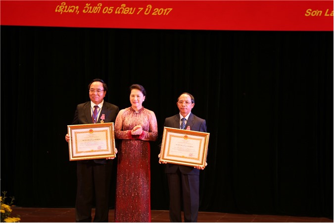 Chủ tịch Quốc hội Nguyễn Thị Kim Ngân trao tặng Huân chương cho lãnh đạo 15 tỉnh nước CHDCND Lào