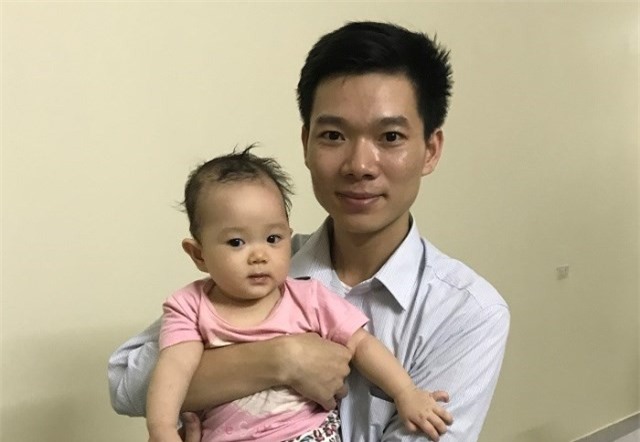 Con gái 7 tháng tuổi của bác sĩ Lương ngơ ngác khi nhìn thấy cha
