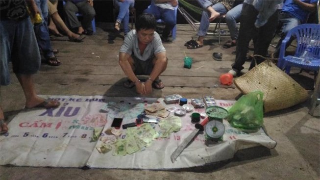 Gần 100 trinh sát bao vây, bắt 40 con bạc "ăn thua" ở Cần Thơ