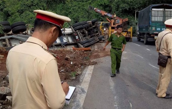 Xe container lật nghiêng, ủi bay giải phân cách trên đèo Bảo Lộc