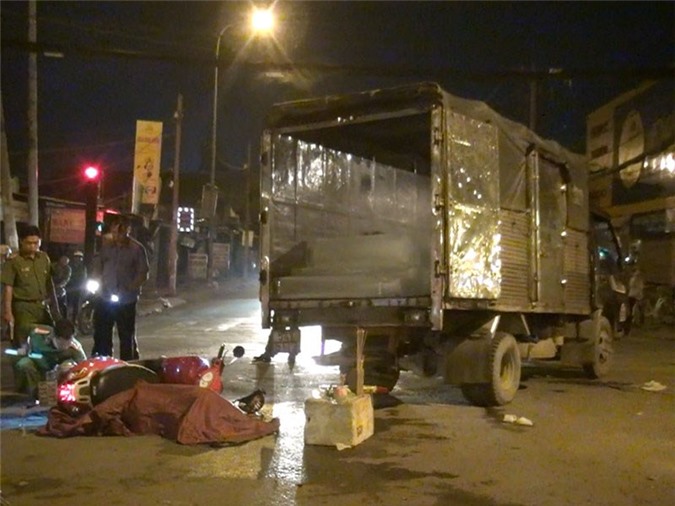 Ôtô tải cuốn xe máy vào gầm, nam thanh niên chết thảm