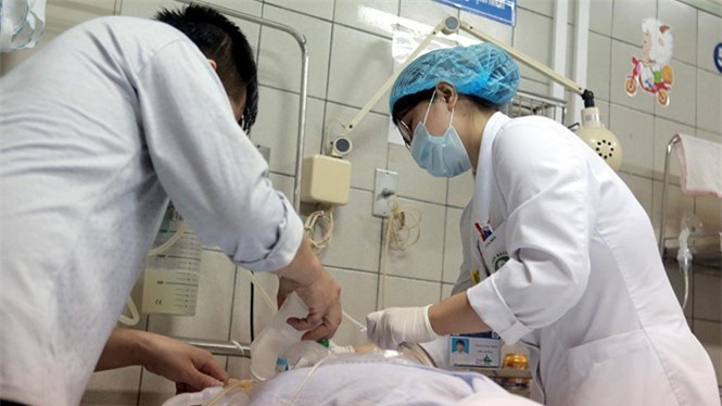 Cả nhà đi du lịch mắc vi rút cúm B, người vợ tử vong