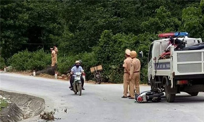 Đâm vào xe CSGT, chồng chết vợ nguy kịch