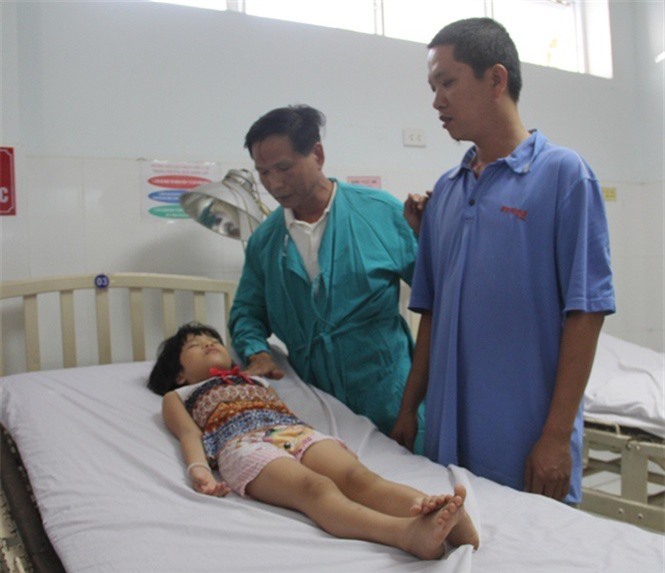 Gắp thành công đồng xu 500 đồng mắc kẹt ở thực quản bé gái 5 tuổi