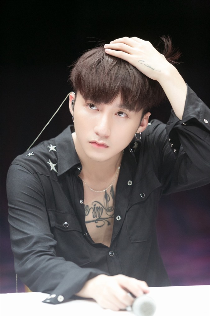 Sơn Tùng M-TP diện cây đen chất lừ trong buổi tổng duyệt fan meeting
