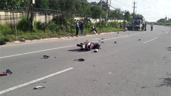 Tông vào đuôi xe tải, 2 thanh niên điều khiển xe máy tử vong tại chỗ
