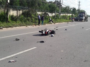 Tông vào đuôi xe tải, 2 thanh niên điều khiển xe máy tử vong tại chỗ
