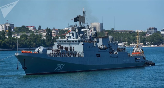 Khu trục hạm tên lửa “Đô đốc Essen” với “Kalibr” đến Syria