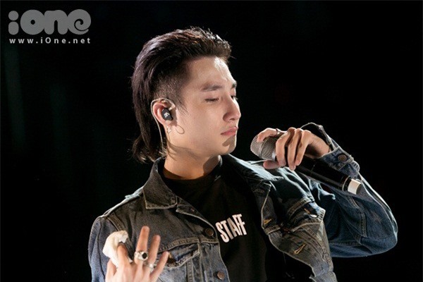 Sơn Tùng M-TP bật khóc vì bố mẹ và 5.000 fan chúc sinh nhật