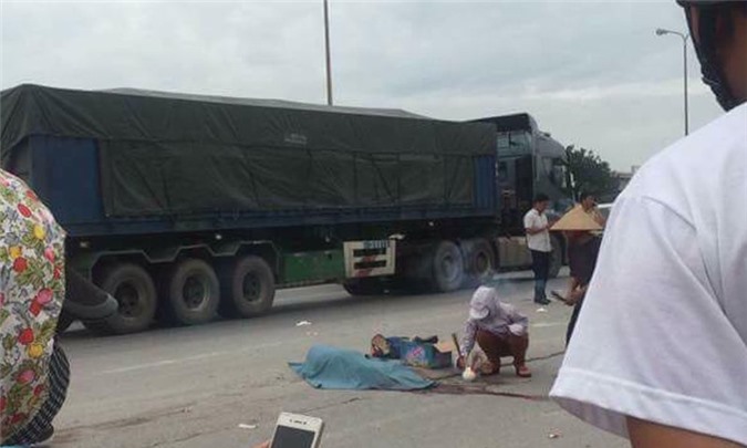 Đưa con đi khám bệnh, 2 mẹ con chết thảm dưới gầm xe tải