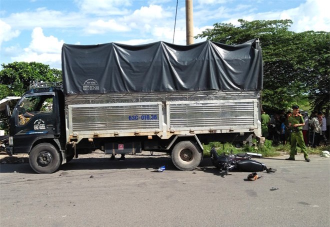 Tông thẳng vào đuôi xe tải đang dừng, nam thanh niên đi xe máy chết thảm