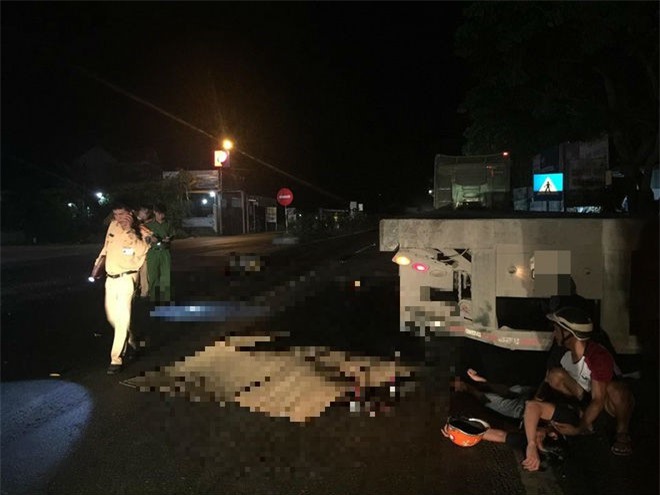 Xe máy "kẹp" 3 tông đuôi xe đầu kéo, 2 người chết thảm