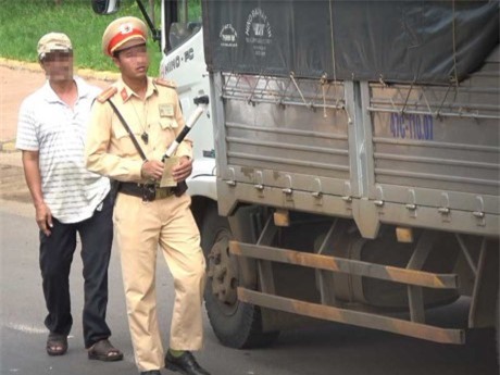 Đình chỉ tổ CSGT Đắk Nông kiểm tra sổ trong 10 giây