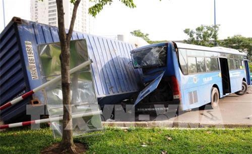 Xe container lật nhào đè lên xe buýt, khách hốt hoảng kêu cứu