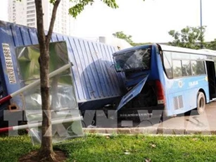 Xe container lật nhào đè lên xe buýt, khách hốt hoảng kêu cứu