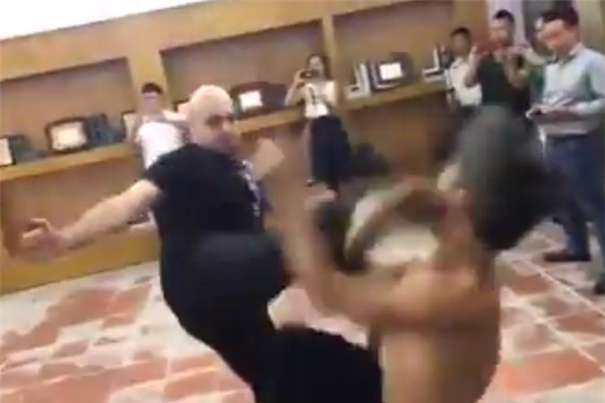 Cao thủ Flores tung đòn hiểm hạ knock-out võ sư Đoàn Bảo Châu