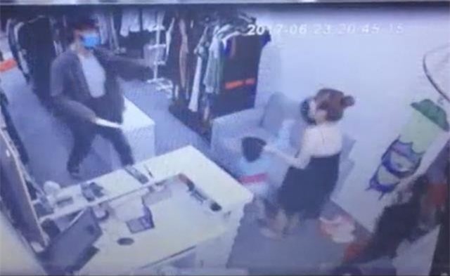 Đã bắt được tên cướp đe dọa khiến 3 mẹ con phải quỳ lạy xin tha mạng