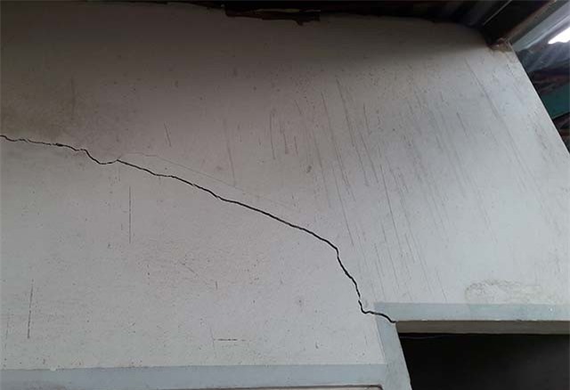 Xuất hiện vết nứt dài 60m trên đường, 11 hộ dân Hậu Giang di dời khẩn cấp 