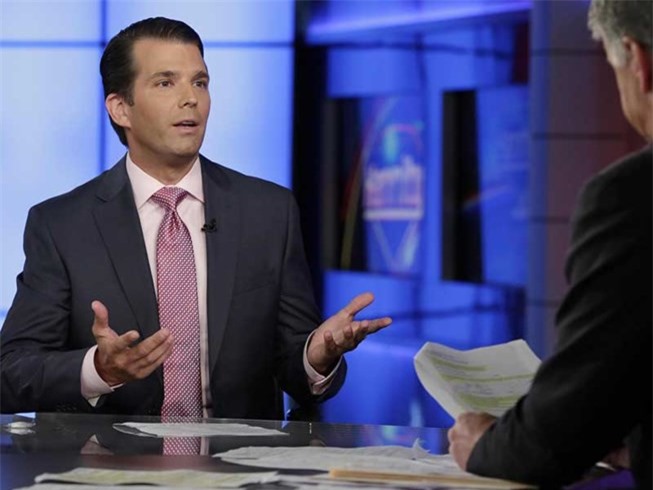 Con trai Tổng thống Trump được cha bênh vực giữa "tâm bão"