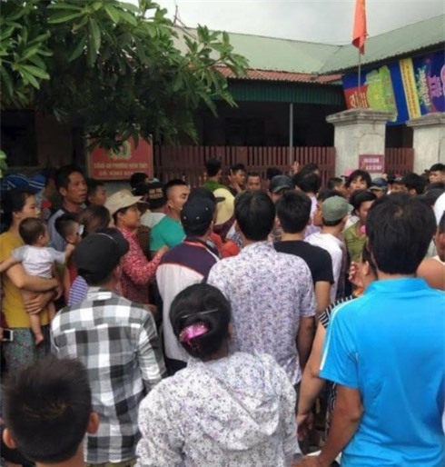 Dân vây người phụ nữ nghi bắt cóc trẻ em đưa về trụ sở công an