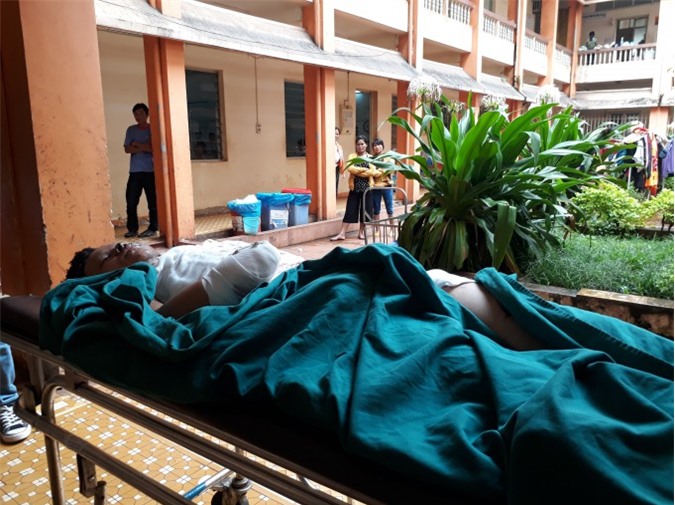 Phân bón trong chai nhựa phát nổ, 1 thiếu niên dập nát 2 bàn tay