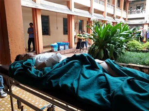 Phân bón trong chai nhựa phát nổ, 1 thiếu niên dập nát 2 bàn tay