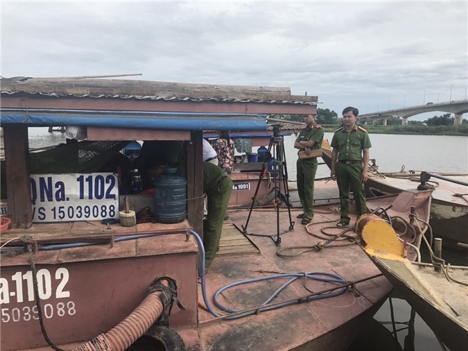 Quảng Nam: Phòng Cảnh sát môi trường PC49 thức trắng đêm để bắt giữ 7 ghe hút cát lậu 