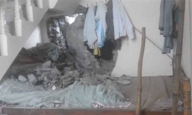 Tảng đá 80m3 rơi trúng nhà dân giữa đêm khuya