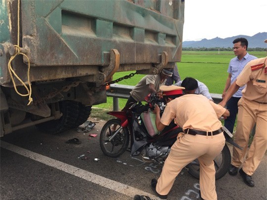 Tông vào đuôi xe tải đang thay lốp, 3 thiếu niên nhập viện cấp cứu
