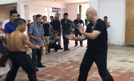 Vì sao võ sư Đoàn Bảo Châu thua trận khi đấu với Flores?