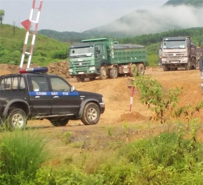 Đà Nẵng: Hàng chục xe múc đất "trộm" bị bắt?