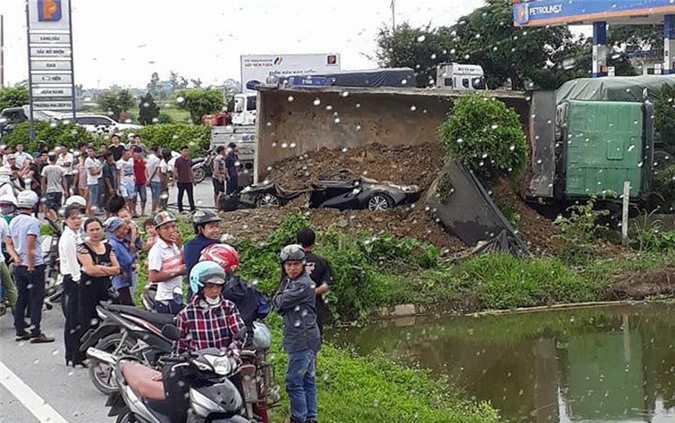 Ôtô tải đè nát xe con, 1 quân nhân chết thảm