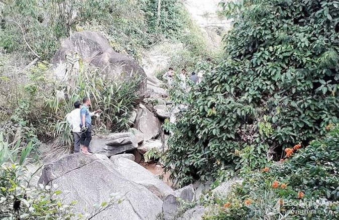 Phát hiện người phụ nữ lõa thể tử vong bên khe suối