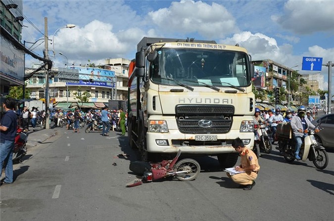 Xe chở rác kéo lê xe máy, 3 người nhập viện cấp cứu