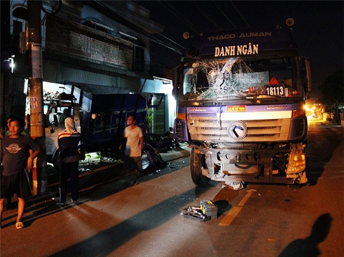 Container húc xe chở rác vào nhà dân, 2 người bị thương