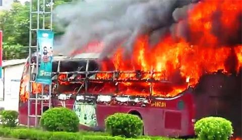 Dừng ăn trưa, xe khách giường nằm đột nhiên cháy dữ dội