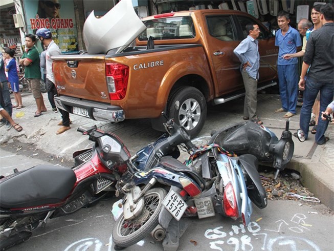 Xe bán tải tông liên tiếp 3 ô tô, 5 xe máy ở Sài Gòn