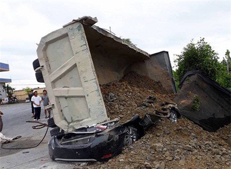 Xe tải lật đè bẹp xe con: Xác định nguyên nhân ban đầu