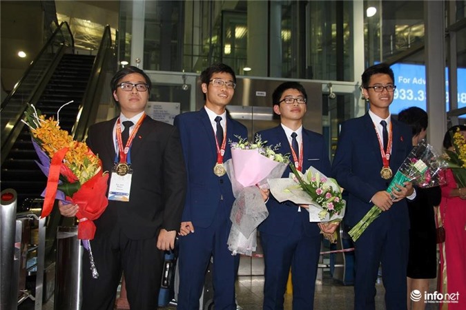 Đội tuyển Olympic Hóa học mang "cơn mưa" giải thưởng về nước