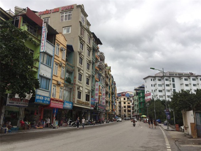 Rơi từ tầng 5 khách sạn xuống đất, bé trai 3 tuổi nguy kịch