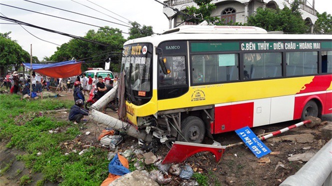 Xe buýt mất lái tông gãy cột điện, tài xế xe ôm chết thảm