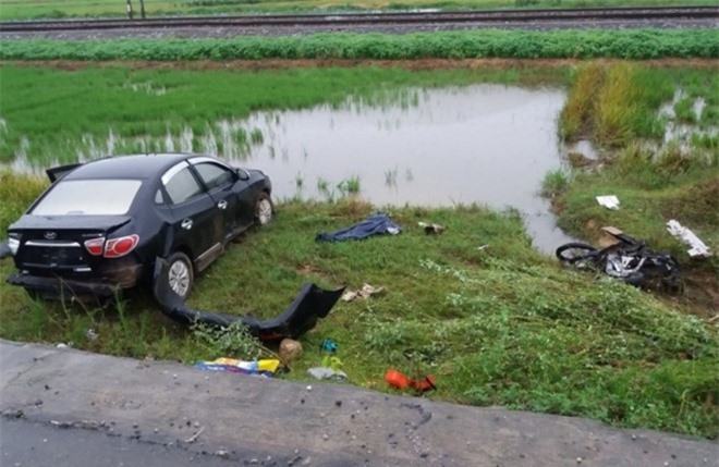 Xế hộp tông trực diện vào 2 xe máy, 2 người chết thảm