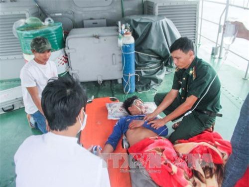 4 ngư dân bị ngạt khí độc trong hầm tàu cá, 1 người tử vong