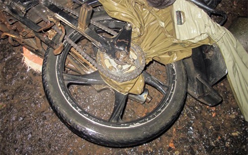 Áo mưa quấn vào xích xe, 1 người đàn ông chết thảm